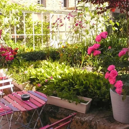 לינה וארוחת בוקר Mons 4*