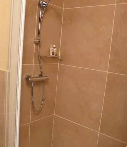 לינה וארוחת בוקר Mons 4*